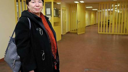 Ex-Justizsenatorin von der Aue bei einem Gefängnisbesuch.