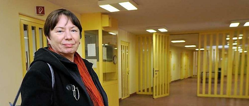 Ex-Justizsenatorin von der Aue bei einem Gefängnisbesuch.