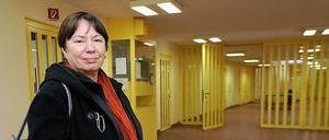 Ex-Justizsenatorin von der Aue bei einem Gefängnisbesuch.