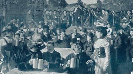 Oans, zwoa, g'suffa. Beim Bockbierfest in der Unions-Brauerei an der Hasenheide feiern die Berliner auf bayerische Art: mit Blaskapelle, Dirndl und Lederhosen. Das Foto erschien im März 1904 in der Zeitschrift "Berliner Leben".