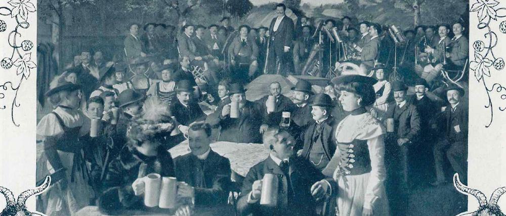 Oans, zwoa, g'suffa. Beim Bockbierfest in der Unions-Brauerei an der Hasenheide feiern die Berliner auf bayerische Art: mit Blaskapelle, Dirndl und Lederhosen. Das Foto erschien im März 1904 in der Zeitschrift "Berliner Leben".