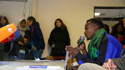 Flüchtlinge und Unterstützer in der Kreuzberger Gerhart-Hauptmann-Schule. Immer wieder haben sie auf Pressekonferenzen auf ihre Situation aufmerksam gemacht.