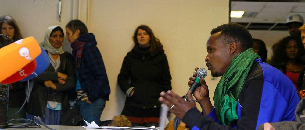 Flüchtlinge und Unterstützer in der Kreuzberger Gerhart-Hauptmann-Schule. Immer wieder haben sie auf Pressekonferenzen auf ihre Situation aufmerksam gemacht.