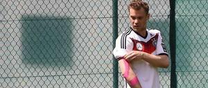 Er will das schultern. Manuel Neuer rechnet fest mit seiner WM-Teilnahme.
