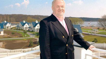 Sein Haus am See. Axel Hilpert, hier 2005 vor dem Resort Schwielowsee, hatte die Kosten des Projektes künstlich in die Höhe getrieben, um Fördermittel abzugreifen – und kassierte auch noch bei vielen Einzelaufträgen ab. 