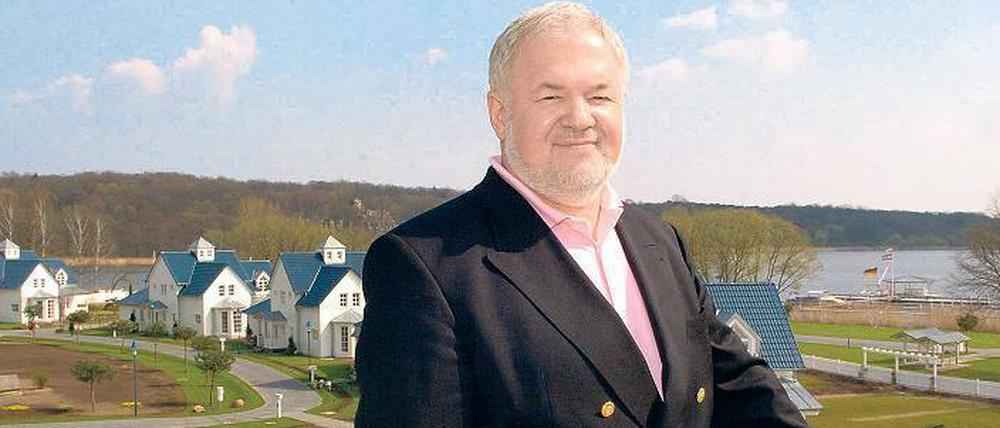 Sein Haus am See. Axel Hilpert, hier 2005 vor dem Resort Schwielowsee, hatte die Kosten des Projektes künstlich in die Höhe getrieben, um Fördermittel abzugreifen – und kassierte auch noch bei vielen Einzelaufträgen ab. 