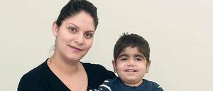 Kämpferin. Sevinc Merkit mit ihrem schwer herzkranken Sohn Cavit in ihrer Reinickendorfer Wohnung. Merkits Ehe ist an der Belastung zerbrochen.