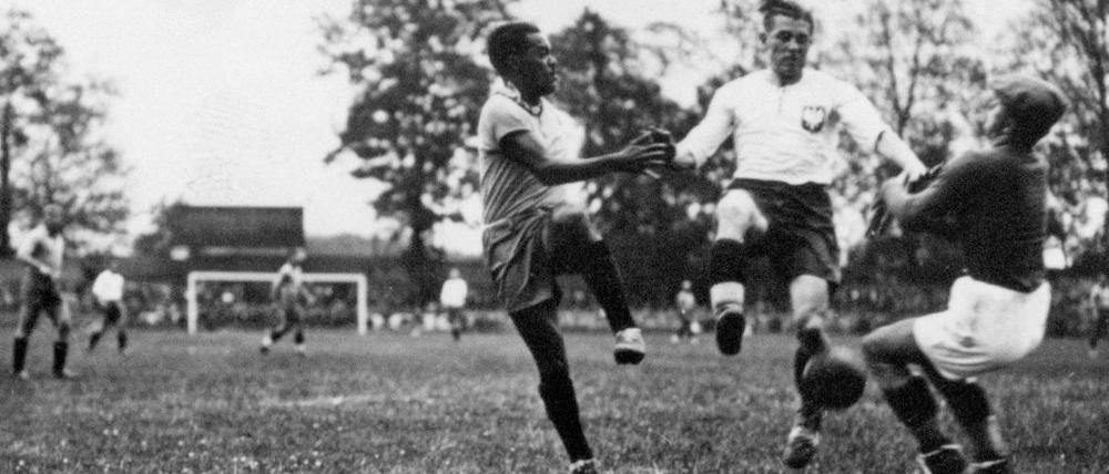 Noch mit Schuh: Leonidas (links) schießt gegen Polen bei der WM 1938 eines seiner zwei Tore in der Verlängerung für die Brasilianer, die am Ende 6:5 gewinnen.