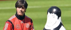 Zwei „Deutsche“. Bundestrainer Löw und die Trainingspuppe. Foto: dpa