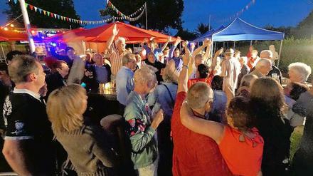So sehen Sieger aus. Als sich am Sonntagabend in der Kolonie Oeynhausen der Erfolg abzeichnete, sangen Kleingärtner den Queen-Hit „We Are The Champions“. 