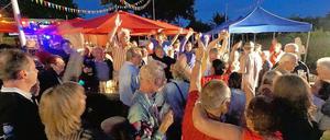 So sehen Sieger aus. Als sich am Sonntagabend in der Kolonie Oeynhausen der Erfolg abzeichnete, sangen Kleingärtner den Queen-Hit „We Are The Champions“. 