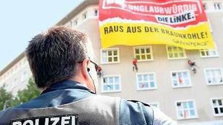 Aufs Dach gestiegen. Die Linkspartei hat ungebetene Gäste. 