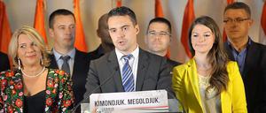 Auf einem deutlich rechtsextremen Kurs befindet sich die Jobbik-Partei aus Ungarn unter ihrem Parteichef Gabor Vona (Mitte)