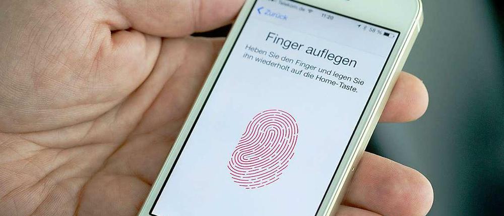 Das iPhone 5S ist mit seinem Fingerabdrucksensor besonders gut gegen Missbrauch geschützt. Nun haben Hacker eine andere Möglichkeit gefunden, die Besitzer von iPhones zu erpressen.