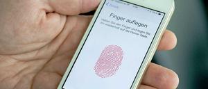 Das iPhone 5S ist mit seinem Fingerabdrucksensor besonders gut gegen Missbrauch geschützt. Nun haben Hacker eine andere Möglichkeit gefunden, die Besitzer von iPhones zu erpressen.