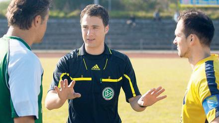 Ruhig bleiben. Im Amateurfußball kommt es besonders auf den Schiedsrichter an – oft kann aber auch der nicht mehr schlichten. Foto: dpa