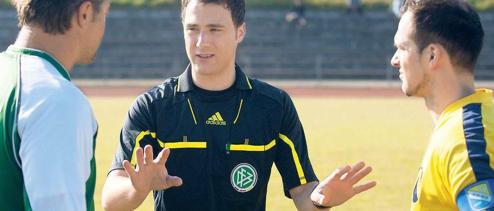 Ruhig bleiben. Im Amateurfußball kommt es besonders auf den Schiedsrichter an – oft kann aber auch der nicht mehr schlichten. Foto: dpa