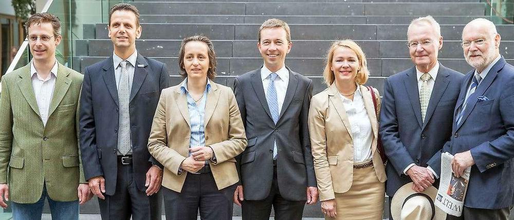 Die Europaabgeordneten der AfD: Marcus Pretzell, Bernd Kölmel, Beatrix von Storch, Bernd Lucke, Ulrike Trebesius, Hans-Olaf Henkel und Joachim Starbatty (von links). 