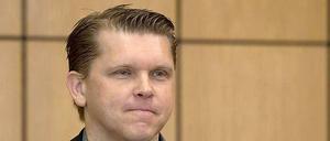 Der ehemalige Bundesliga-Profi Thomas Cichon (h.) hat gestanden: Ja, er hat sich von der Fußball-Wettmafia bestechen lassen.