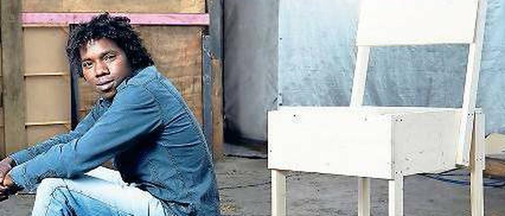 Malik von Culcula, der Refugees Company for Crafs and Design, mit einem von ihm entworfenen Stuhl. 