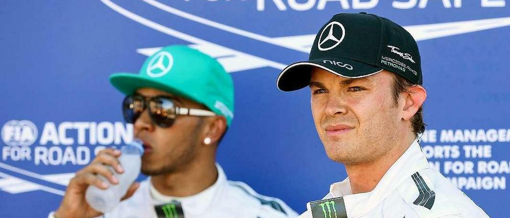 Rivalen der Rennbahn. Lewis Hamilton (links) und Nico Rosberg haben sich gerade nicht viel zu sagen. Foto: Reuters