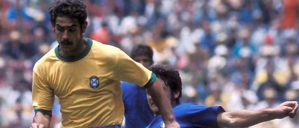 Die Krönung einer Fußball-Epoche. Rivelino besiegt mit Brasiliens Nationalmannschaft 1970 im Weltmeisterschaftsfinale von Mexico-Stadt Italien mit 4:1. Foto: Imago