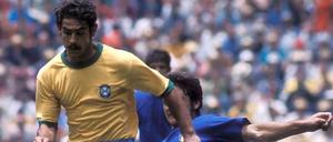 Die Krönung einer Fußball-Epoche. Rivelino besiegt mit Brasiliens Nationalmannschaft 1970 im Weltmeisterschaftsfinale von Mexico-Stadt Italien mit 4:1. Foto: Imago