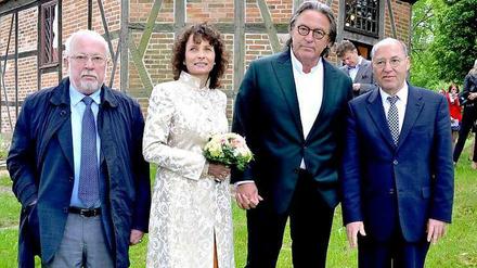 Ehe-Glück gehabt. Peter-Michael Diestel und seine Frau Anja Langer zwischen Lothar de Maizière (l.) und Gregor Gysi.
