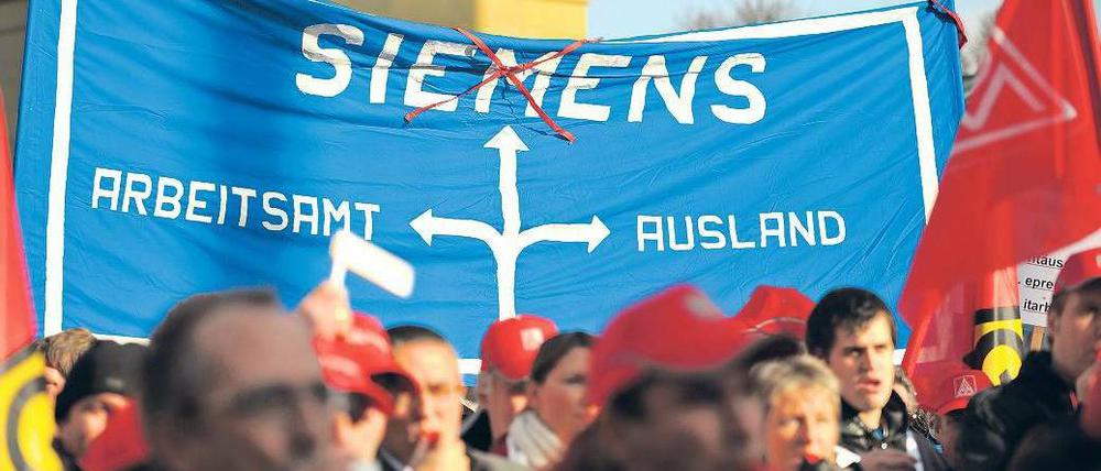 Angst um ihre Jobs haben viele Siemensianer schon seit Jahren. Der Konzern wird nicht zum ersten Mal umgebaut. Noch gilt eine Beschäftigungsgarantie. 