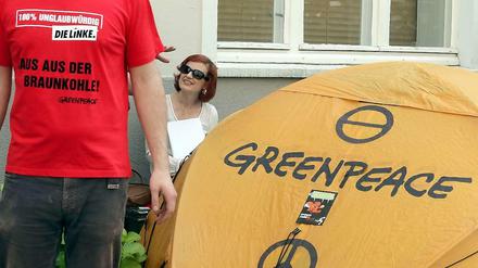 Belagert. Die Parteichefin der Linken Katja Kipping sitzt hinter Protestzelten von Greenpeace in der Parteizentrale. Seit Tagen besetzen Greenpeace-Aktivisten die Parteizentrale der Linken in Berlin, weil sie die Partei unter Druck setzen wollen, in Brandenburg kommende Woche gegen den Tagebau Welzow-Süd II zu stimmen. Die brandenburgische Linke will aber an der Braunkohle festhalten. 