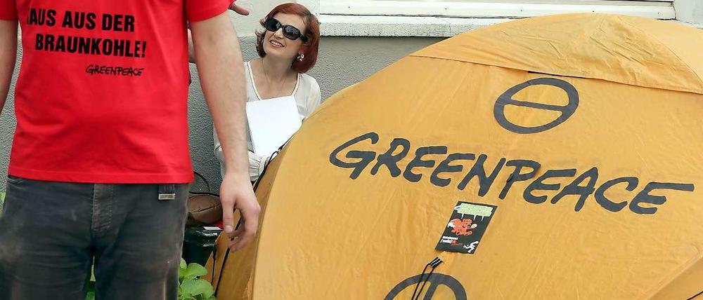 Belagert. Die Parteichefin der Linken Katja Kipping sitzt hinter Protestzelten von Greenpeace in der Parteizentrale. Seit Tagen besetzen Greenpeace-Aktivisten die Parteizentrale der Linken in Berlin, weil sie die Partei unter Druck setzen wollen, in Brandenburg kommende Woche gegen den Tagebau Welzow-Süd II zu stimmen. Die brandenburgische Linke will aber an der Braunkohle festhalten.