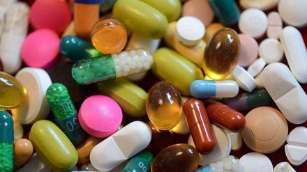 Die Pharmafirmen bringen zu viele Medikamente auf den Markt, die wenig neuen Nutzen bringen, klagen die Krankenkassen.