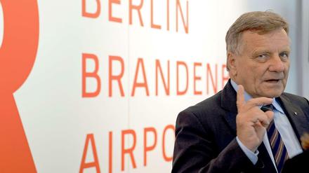 Flughafen-Chef Hartmut Mehdorn und die restlichen Aufsichtsratsmitglieder um Klaus Wowereit treffen sich am Montag.