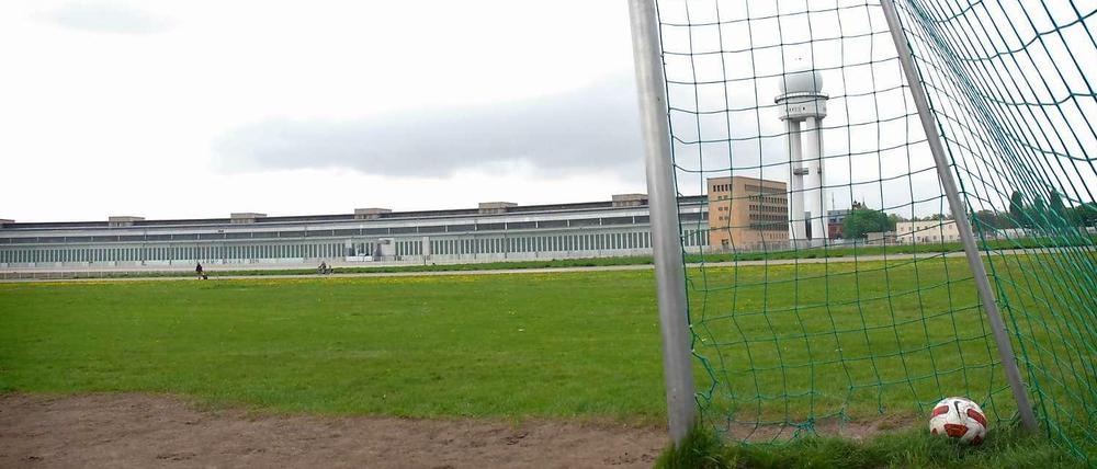 Es ist ein Tor gefallen. Freizeitkicker benötigen zum Spielen nicht viel mehr als einen Ball und zwei Pfosten. Für richtige Sportplätze, wie sie sich der Berliner Fußball-Verband erhofft hatte, braucht es allerdings etwas mehr: zum Beispiel Umkleidekabinen und Sanitäranlagen. Dieser Bau ist nun allerdings unmöglich geworden. Der Verband beklagt seit Jahren fehlende Sportplätze. Aufgrund des regen Zulaufs vor allem im Jugendbereich hätten einige Vereine Aufnahmestopps verhängen müssen. Alternativen sind derzeit nicht in Sicht. 