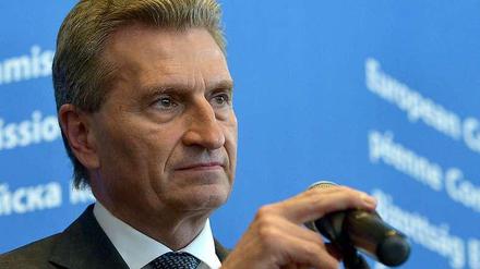 Neue Runde im Gasstreit: In Berlin trifft sich EU-Energiekommissar Oettinger mit den Energieministern Russlands und der Ukraine. Russland droht mit einem Liegerstopp ab Anfang Juni, wenn Kiew seine offene Rechnungen nicht begleicht.