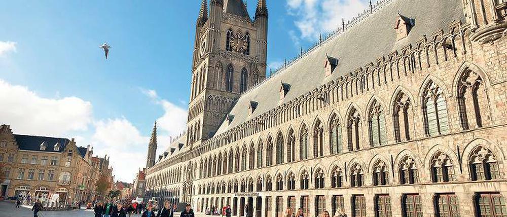 Friedenssymbol. Die gotischen Tuchhallen von Ypern wurden 1914 von deutschen Truppen zerstört. Heute beherbergt das Ensemble das „In Flanders Fields Museum“.