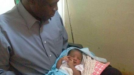 Daniel Wani, US-Bürger und Ehemann der zum Tode verurteilten Christin Meriam Yahia Ibrahim Ishag mit dem gemeinsamen Töchterchen Maya, das im Gefängnis zur Welt kam.