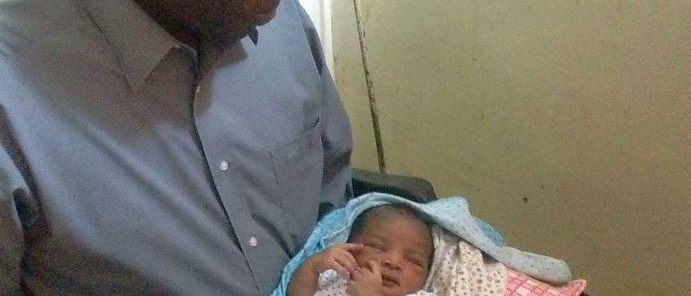 Daniel Wani, US-Bürger und Ehemann der zum Tode verurteilten Christin Meriam Yahia Ibrahim Ishag mit dem gemeinsamen Töchterchen Maya, das im Gefängnis zur Welt kam.
