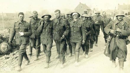 Dem Tod entkommen. Kriegsgefangene englische Soldaten in Frankreich, April 1917. Mehr als 60 Millionen Menschen wurden für diesen Krieg weltweit mobilisiert. Fast neun Millionen Soldaten sind gefallen. 
