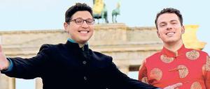 In China ganz groß. Arseny Knaifel (links) und Jacques Wecke sind zu chinesisch rappenden Botschaftern Berlins in Peking geworden.