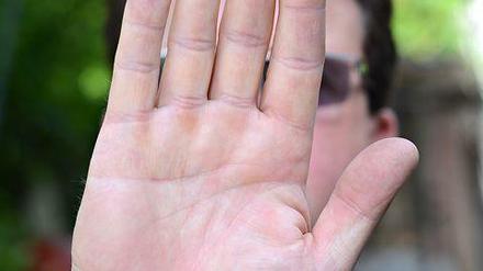 Zu wem gehört diese Hand? 