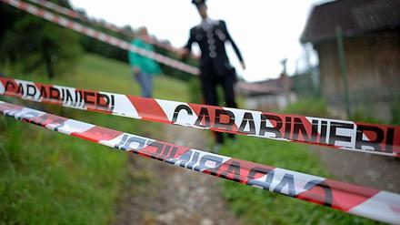 Bis hierhin und nicht weiter. Nach dem Autounfall im Trainingslager der Nationalelf sperrte die südtiroler Polizei die Stelle ab.