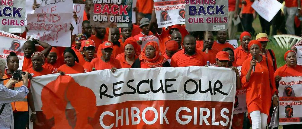Rettet unsere Mädchen - das fordern diese Nigerianer bei einem Marsch vor die Präsidenten-Villa in Abuja. 