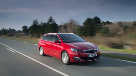 Herausforderung aus Frankreich. Der Peugeot 308 punktet auch als Kombi mit viel Variabilität, solidem Fahrwerk und sparsamem Motor. Eigenschaften, die eigentlich typisch für den Platzhirsch Golf Variant typisch sind. Nicht nur deshalb ist der Franzose auf gutem Wege der Golf-Jäger Nummer eins unter den Kombis zu werden. 