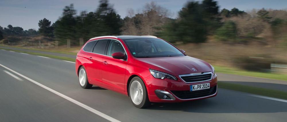 Herausforderung aus Frankreich. Der Peugeot 308 punktet auch als Kombi mit viel Variabilität, solidem Fahrwerk und sparsamem Motor. Eigenschaften, die eigentlich typisch für den Platzhirsch Golf Variant typisch sind. Nicht nur deshalb ist der Franzose auf gutem Wege der Golf-Jäger Nummer eins unter den Kombis zu werden.