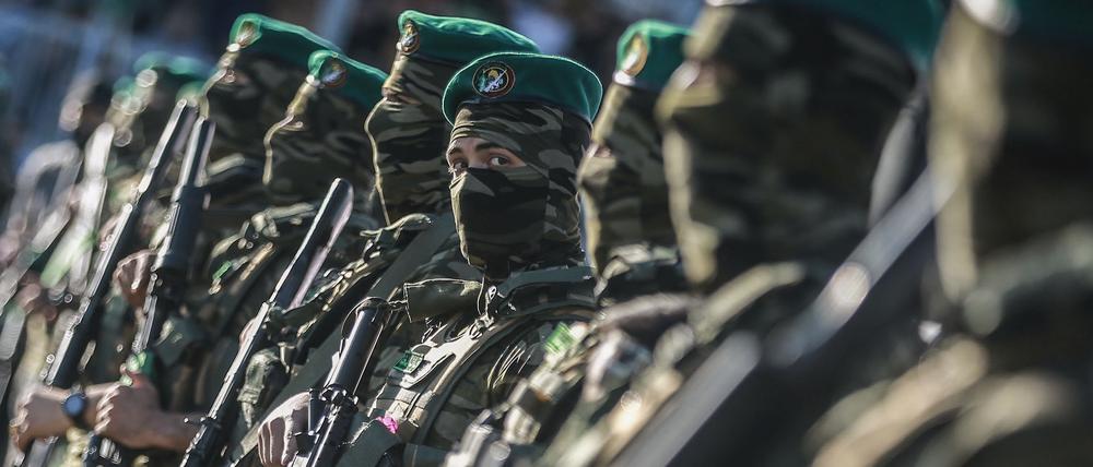 Kämpfer der Kassam-Brigaden, einer militärischen Unterorganisation der palästinensischen Hamas-Bewegung, in Israel.