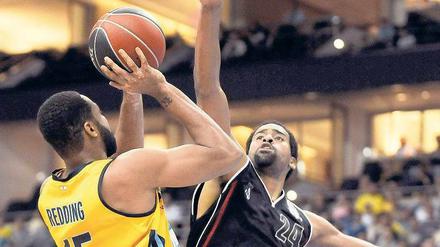 Später Schütze. Reggie Redding (links) traf erst zum Ausgleich kurz vor dem regulären Spielende und dann zum Sieg in der Overtime. Ganz nebenbei war der US-Amerikaner gegen Quakenbrück Albas Topscorer mit 19 Punkten.