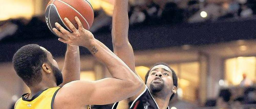 Später Schütze. Reggie Redding (links) traf erst zum Ausgleich kurz vor dem regulären Spielende und dann zum Sieg in der Overtime. Ganz nebenbei war der US-Amerikaner gegen Quakenbrück Albas Topscorer mit 19 Punkten.