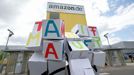 Einstürzende Tarifmauer vor dem Amazon-Werk in Leipzig. 