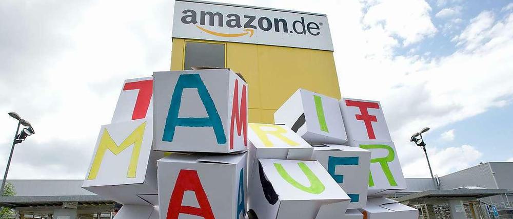 Einstürzende Tarifmauer vor dem Amazon-Werk in Leipzig. 